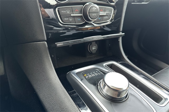 2023 Chrysler 300 Touring L photo 28