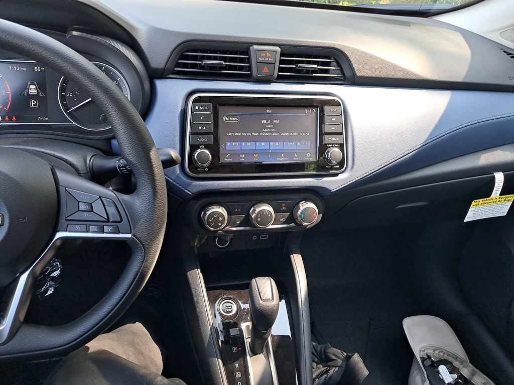 2025 Nissan Versa 1.6 SV photo 17