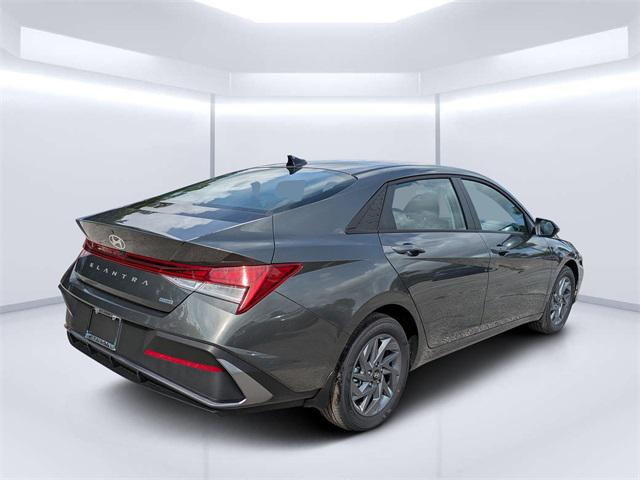 2025 Hyundai Elantra Hybrid Blue photo 3