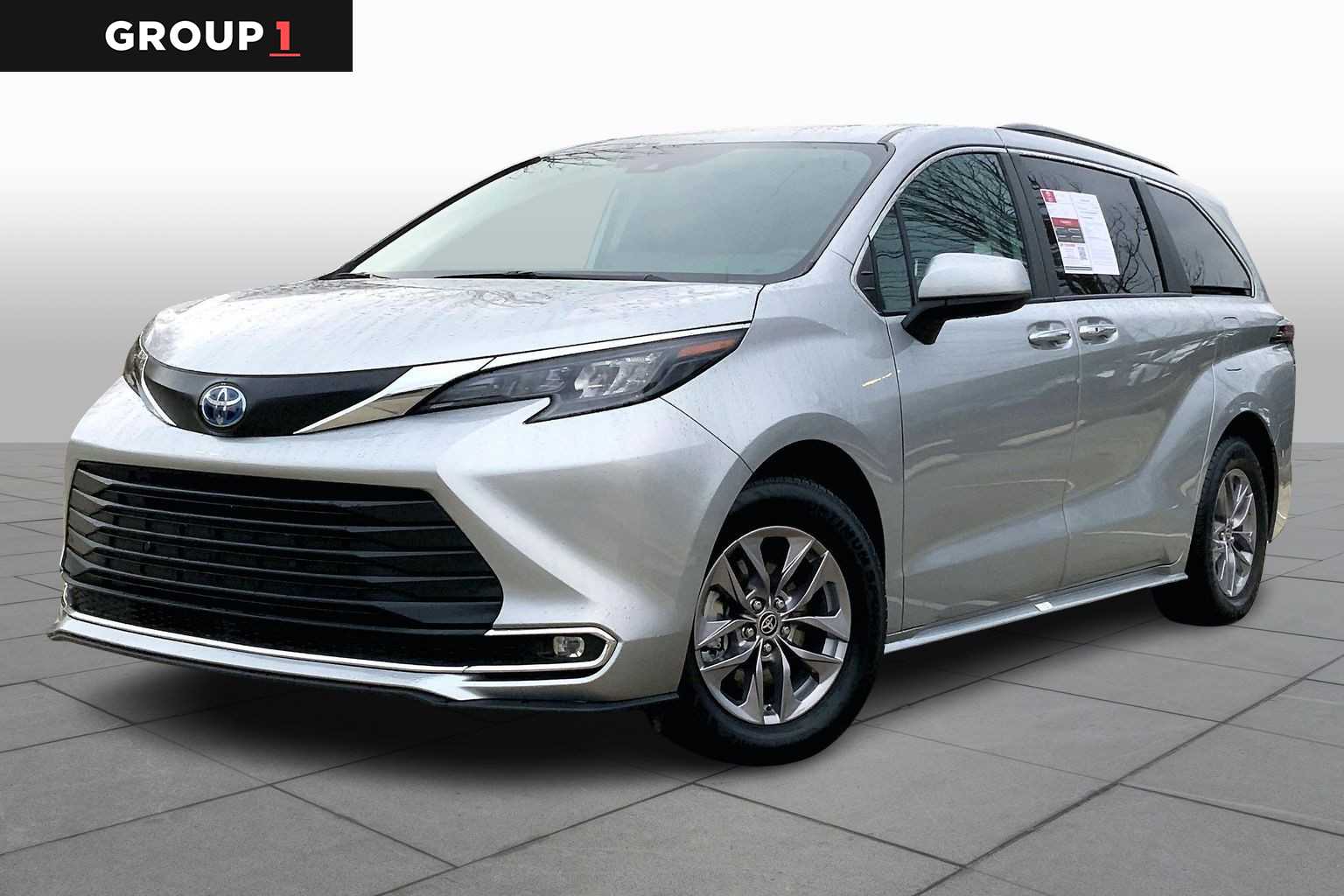 2024 Toyota Sienna XLE's photo