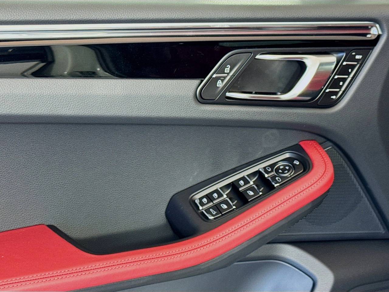 2025 Porsche Macan T photo 11