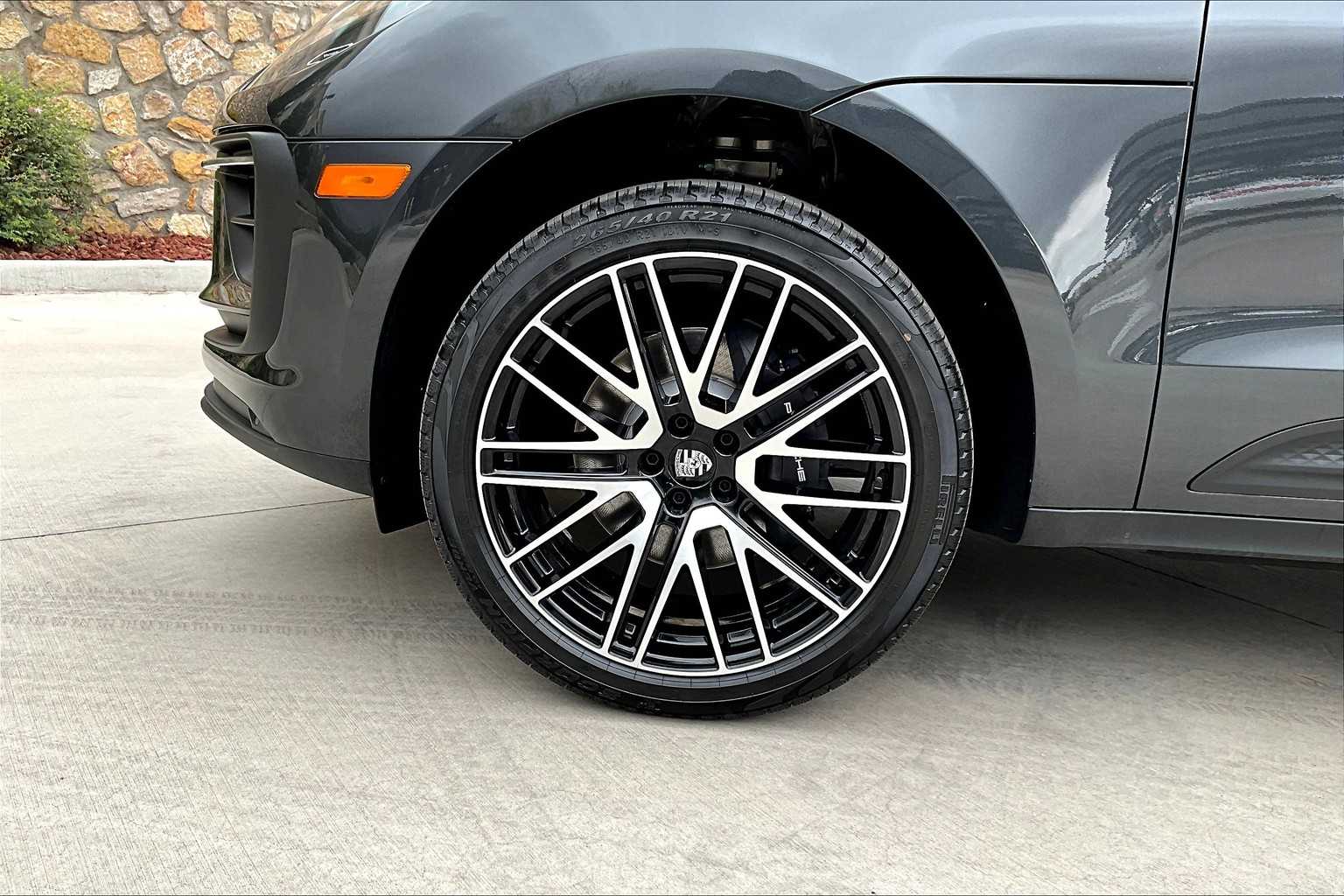 2026 Porsche Macan T photo 10