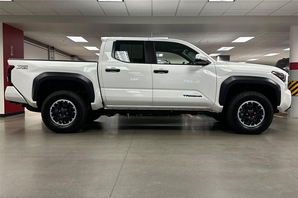 2025 Toyota Tacoma TRD Off-Road photo 3