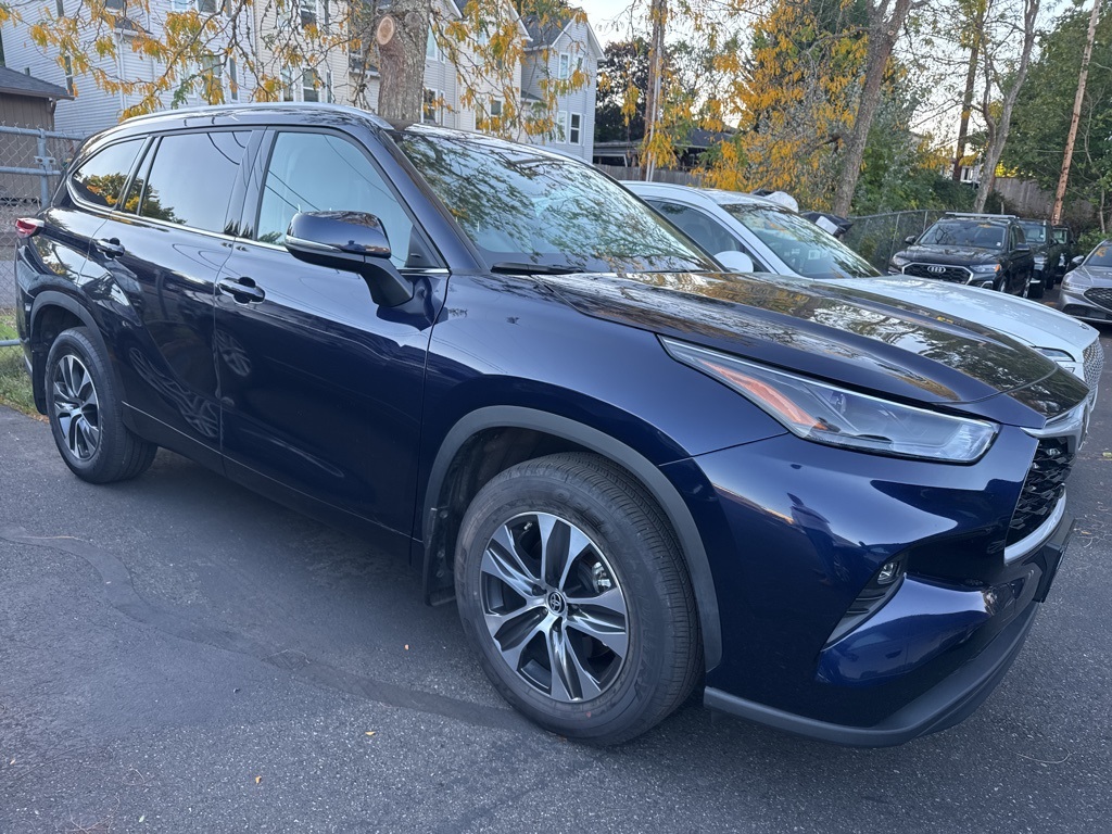 2022 Toyota Highlander XLE photo 2