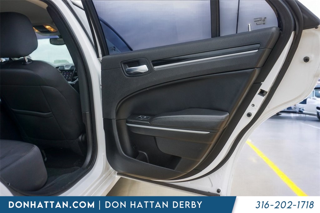 2023 Chrysler 300 Touring photo 5