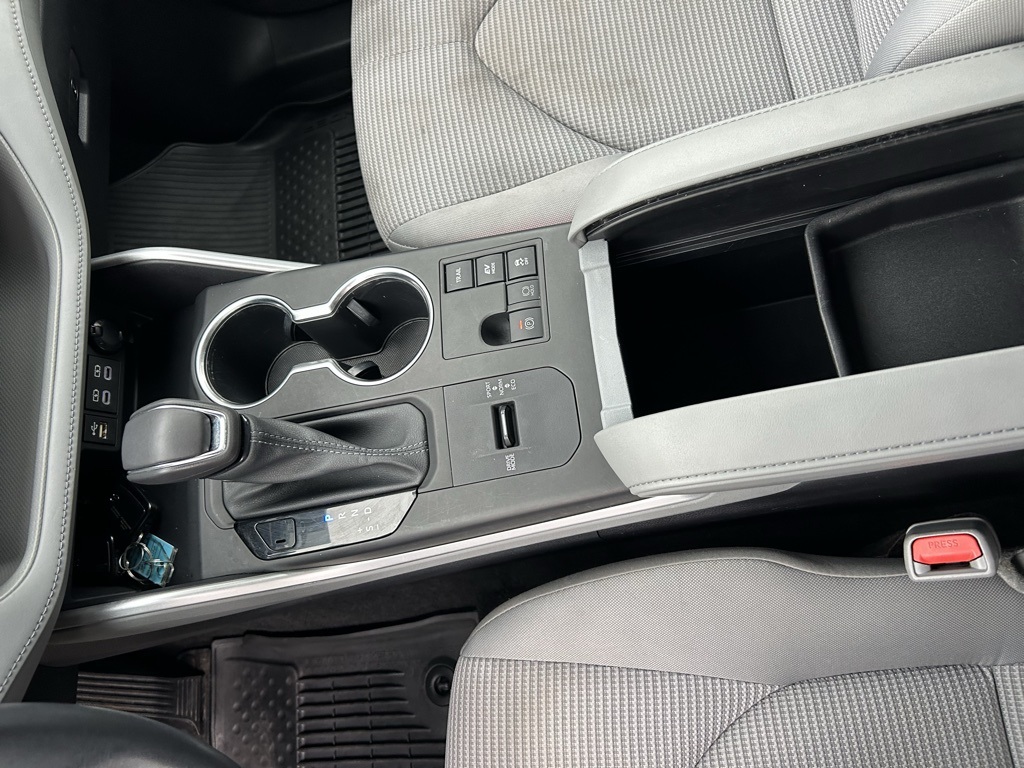 2023 Toyota Highlander Hybrid LE photo 12