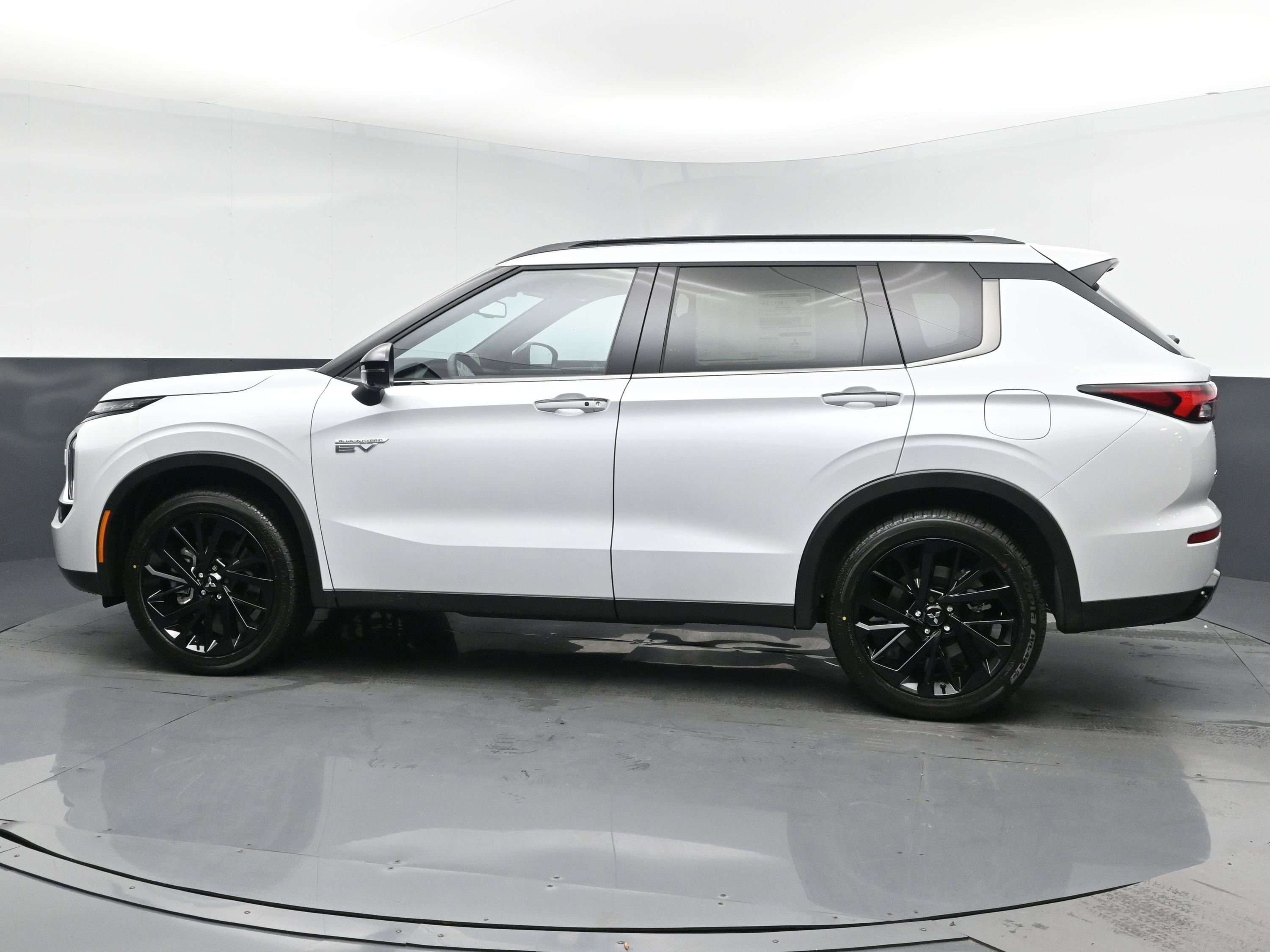 2025 Mitsubishi Outlander PHEV SEL Black Edition photo 4