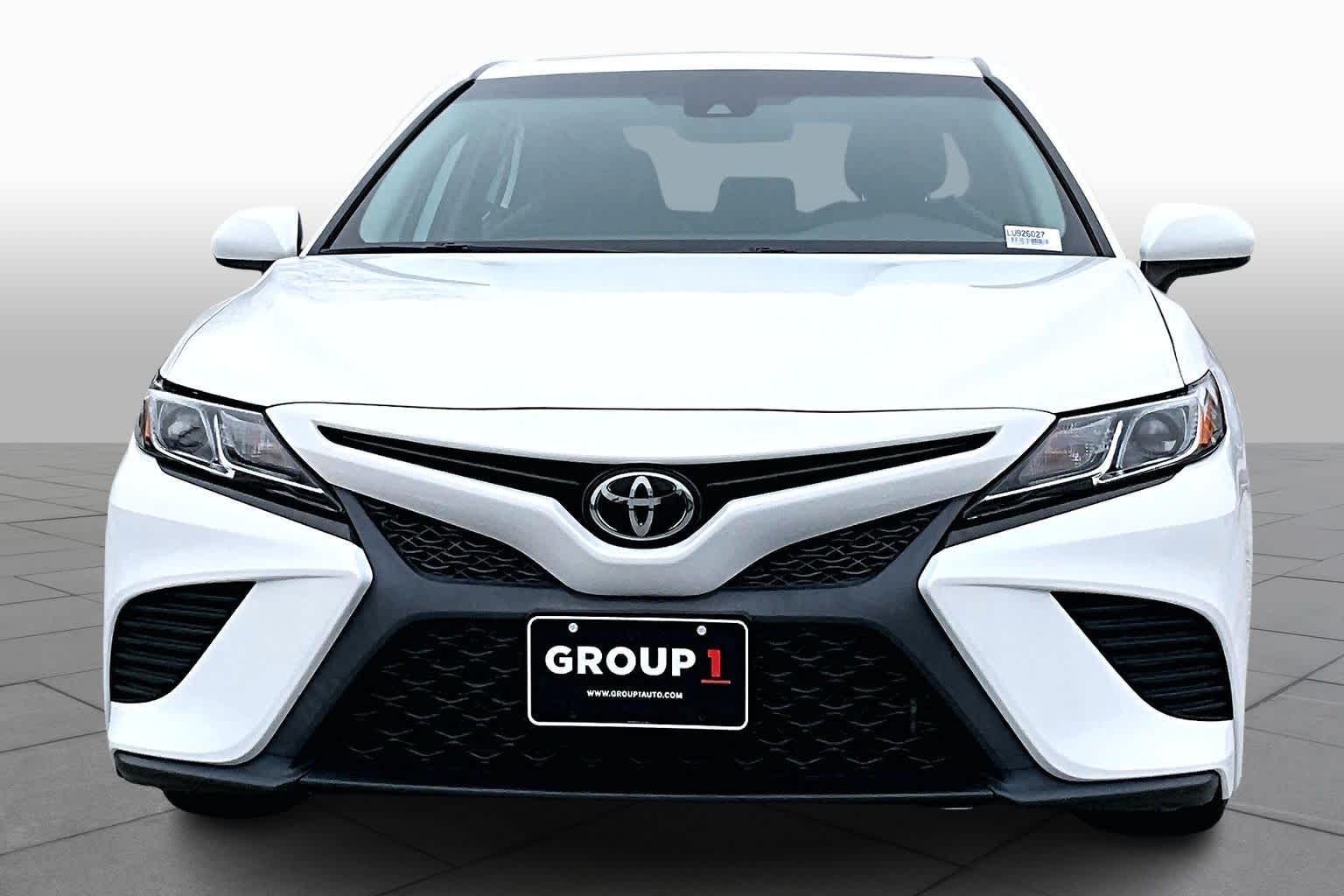 2020 Toyota Camry SE photo 3