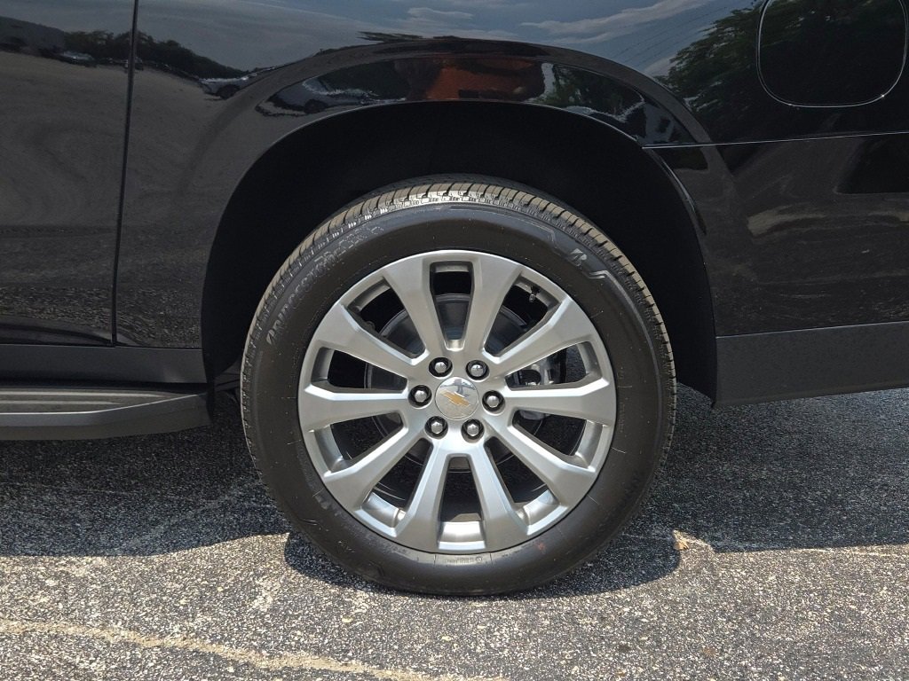 2025 Chevrolet Suburban Premier photo 16
