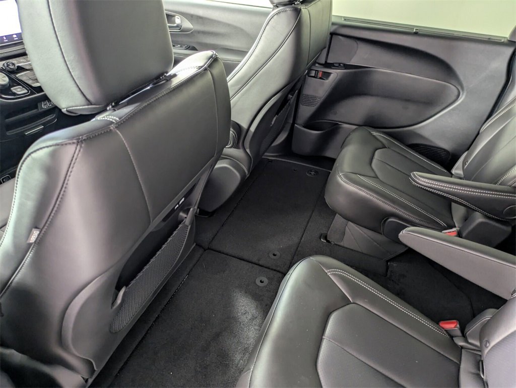 2025 Chrysler Pacifica photo 14