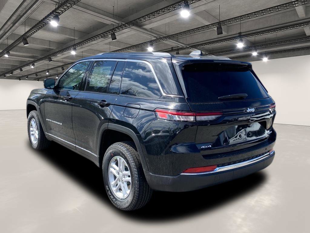 2025 Jeep Grand Cherokee Laredo photo 3