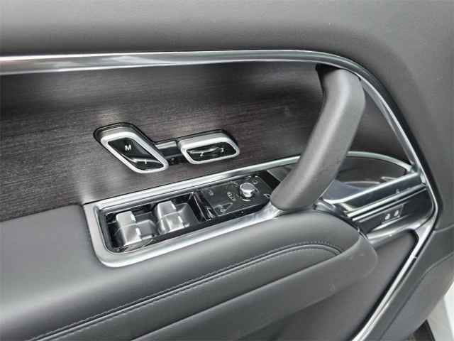 2025 Land Rover Range Rover SE photo 17