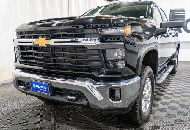 2025 Chevrolet Silverado 2500HD LT photo 2