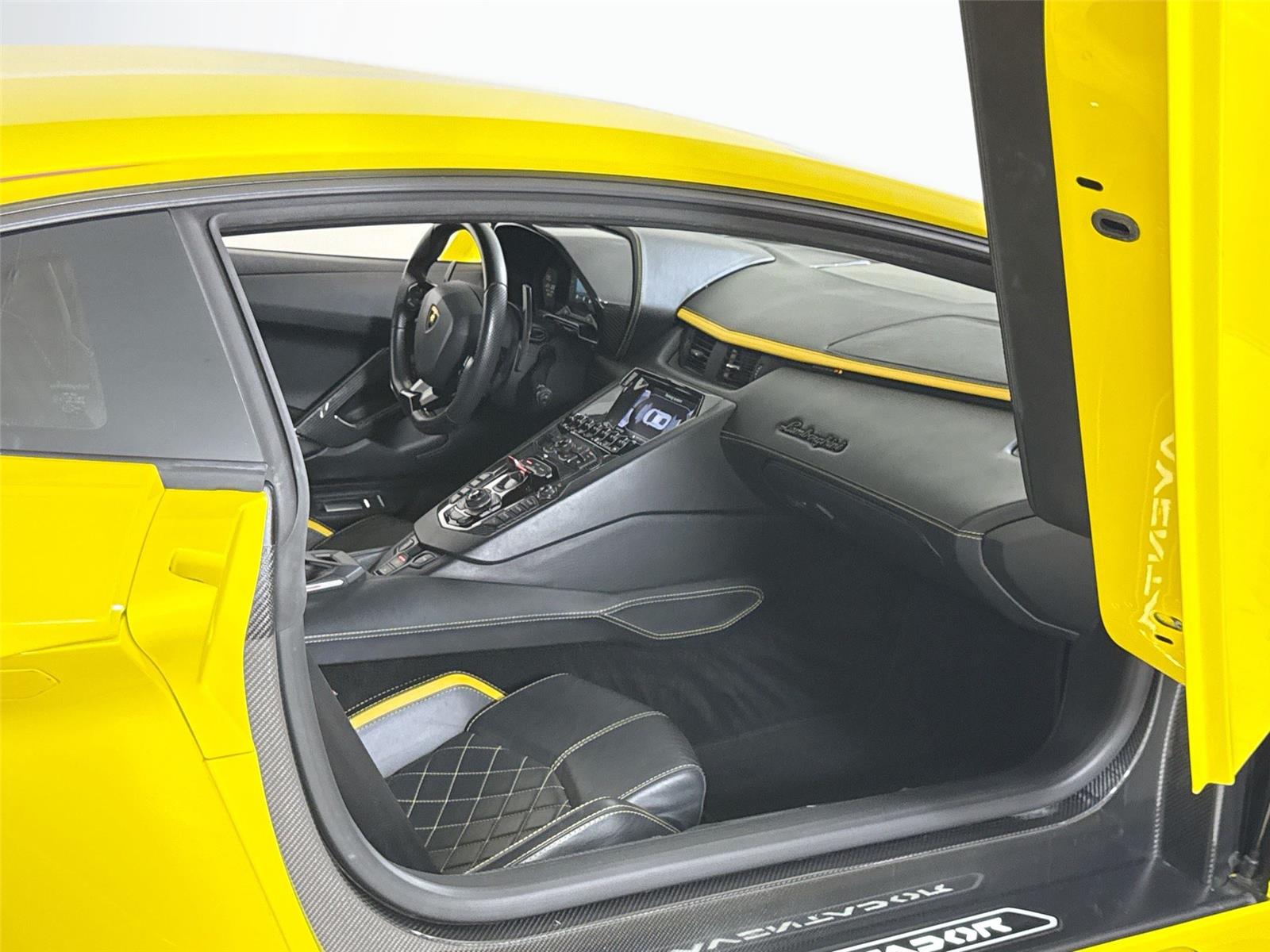 2018 Lamborghini Aventador photo 22