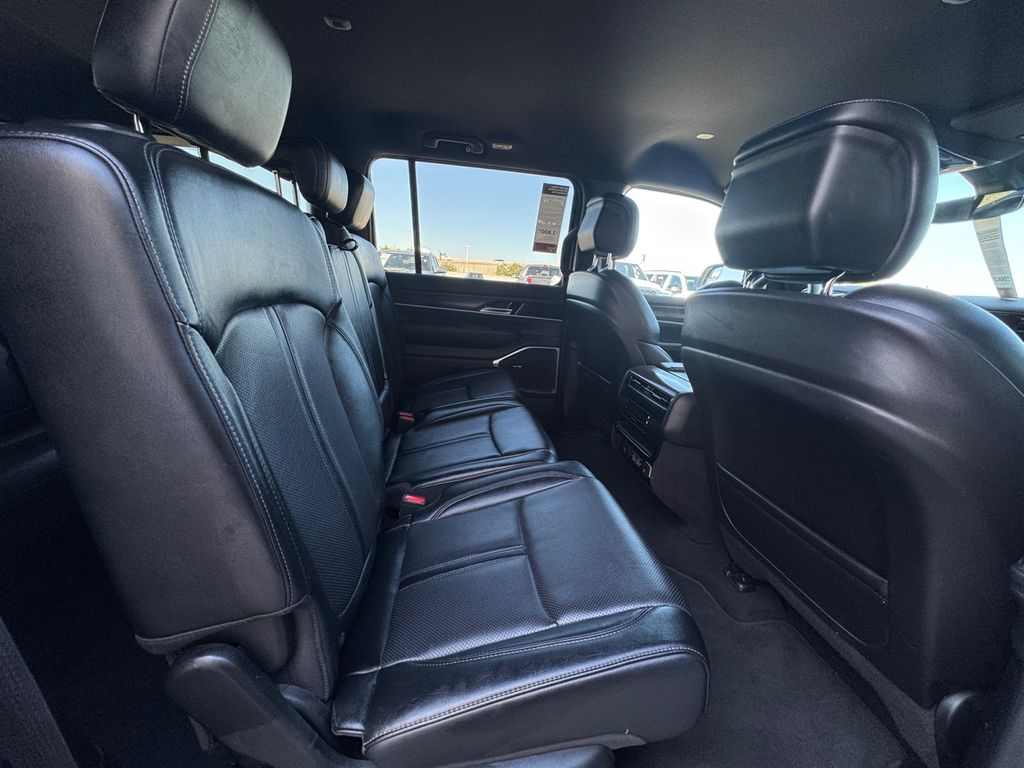 2024 Jeep Wagoneer L Series II photo 16