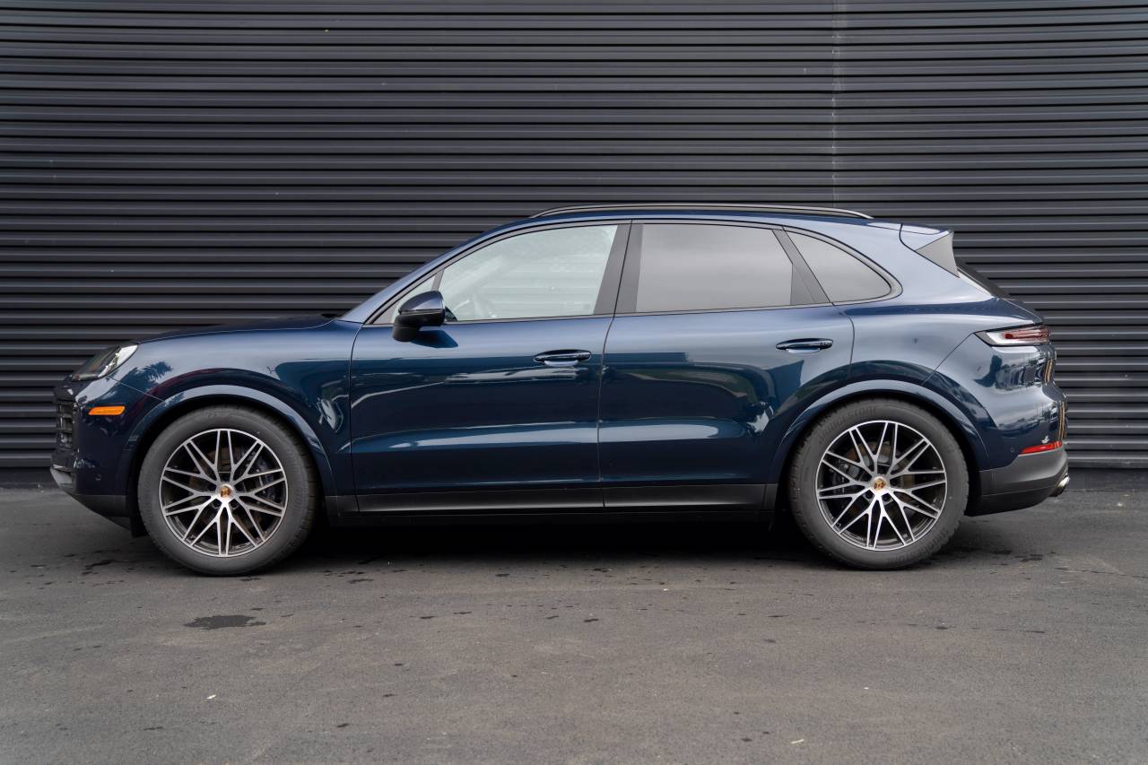 2025 Porsche Cayenne photo 2