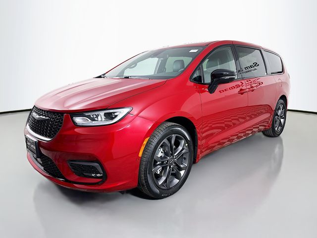 2026 Chrysler Pacifica photo 3