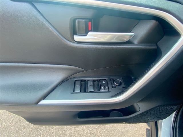 2021 Toyota RAV4 XLE photo 3