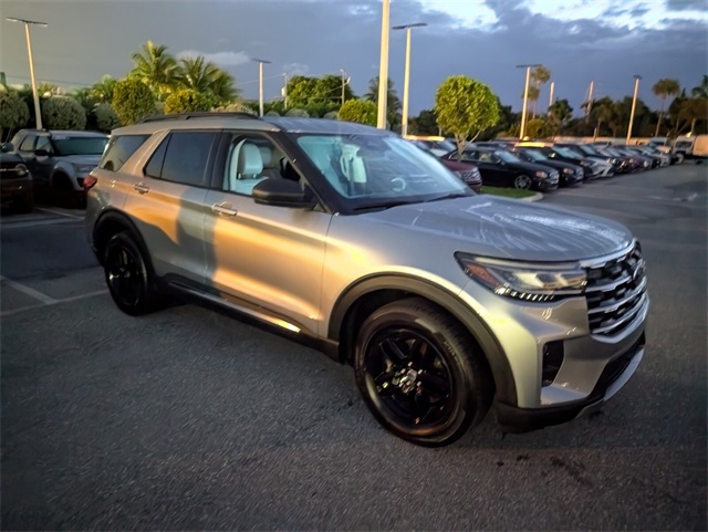 2025 Ford Explorer photo 2