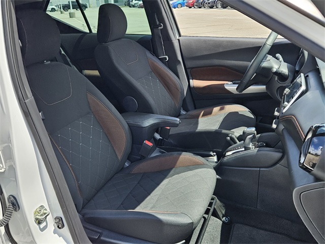 2020 Nissan Kicks SR photo 13
