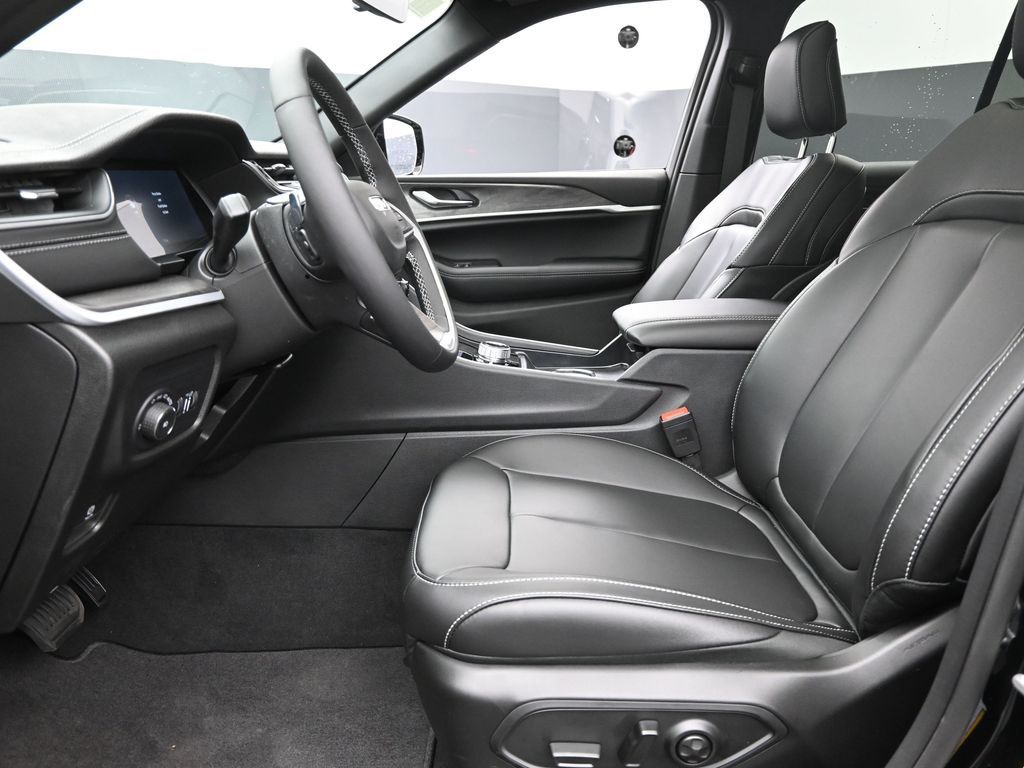 2025 Jeep Grand Cherokee Limited photo 11