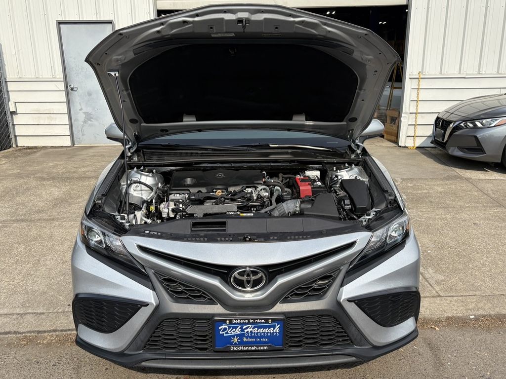 2021 Toyota Camry SE photo 4
