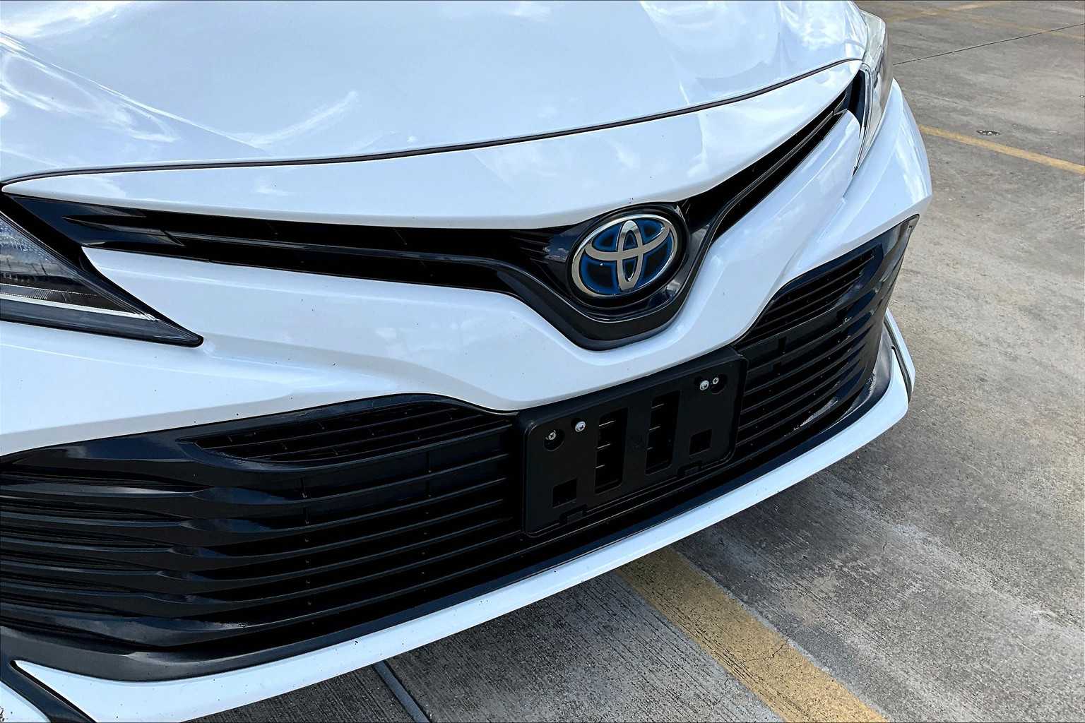 2020 Toyota Camry Hybrid LE photo 24