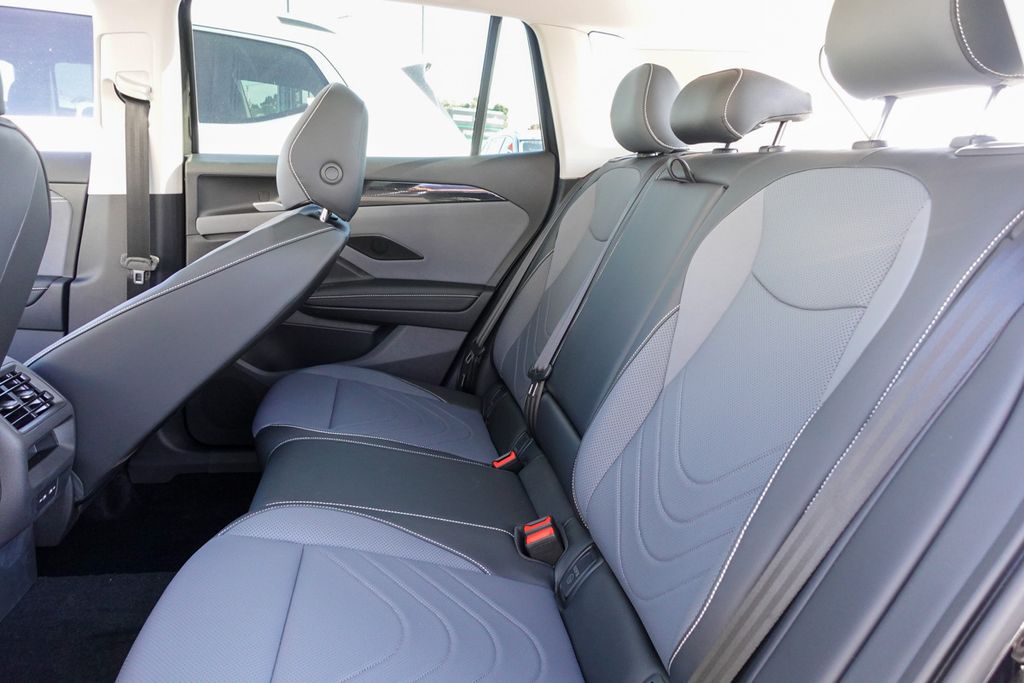 2025 Volkswagen Tiguan SE photo 17