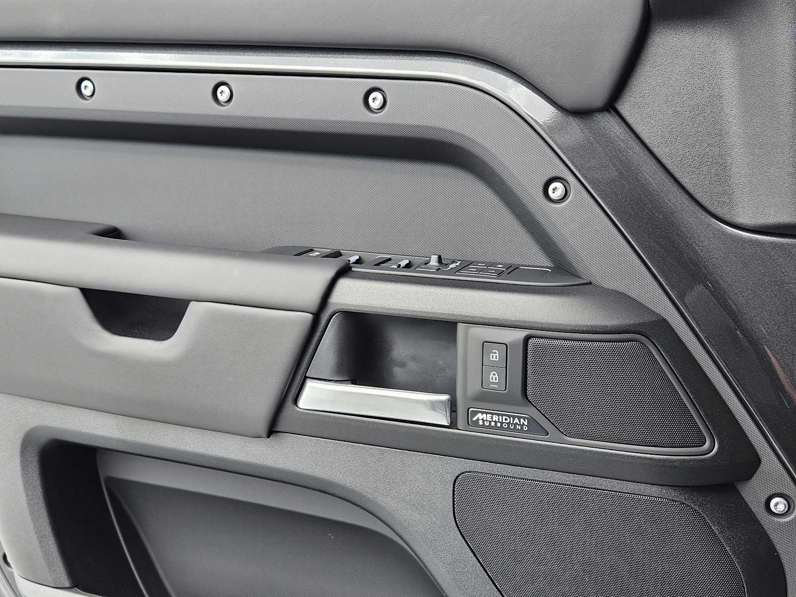 2025 Land Rover Defender 110 X photo 21
