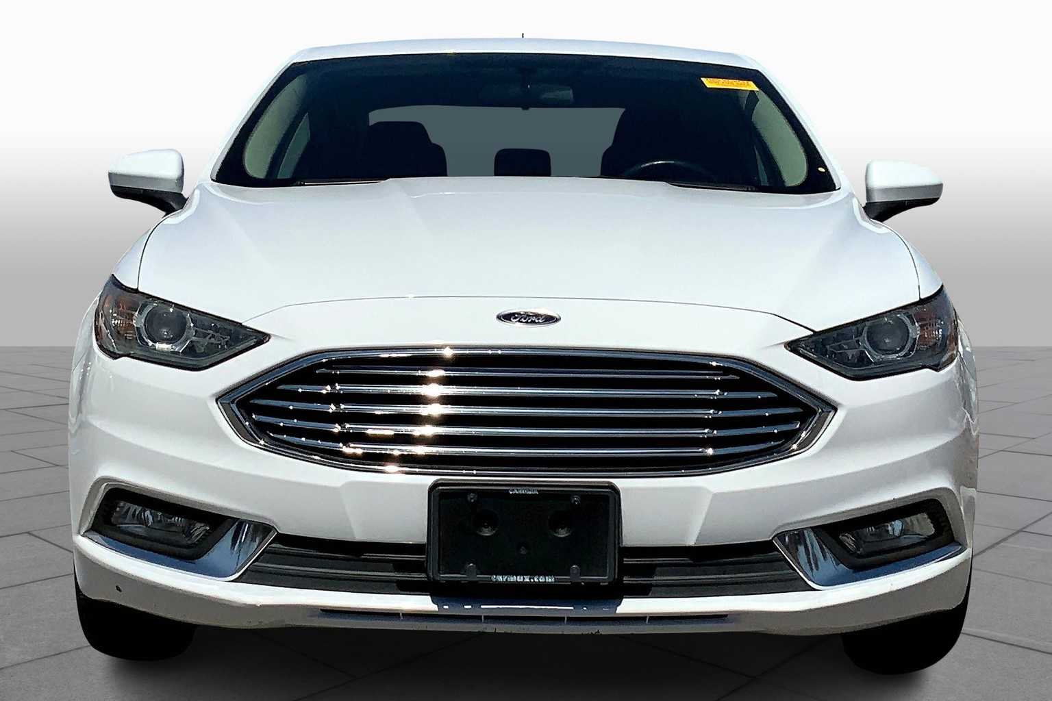 2018 Ford Fusion SE photo 2