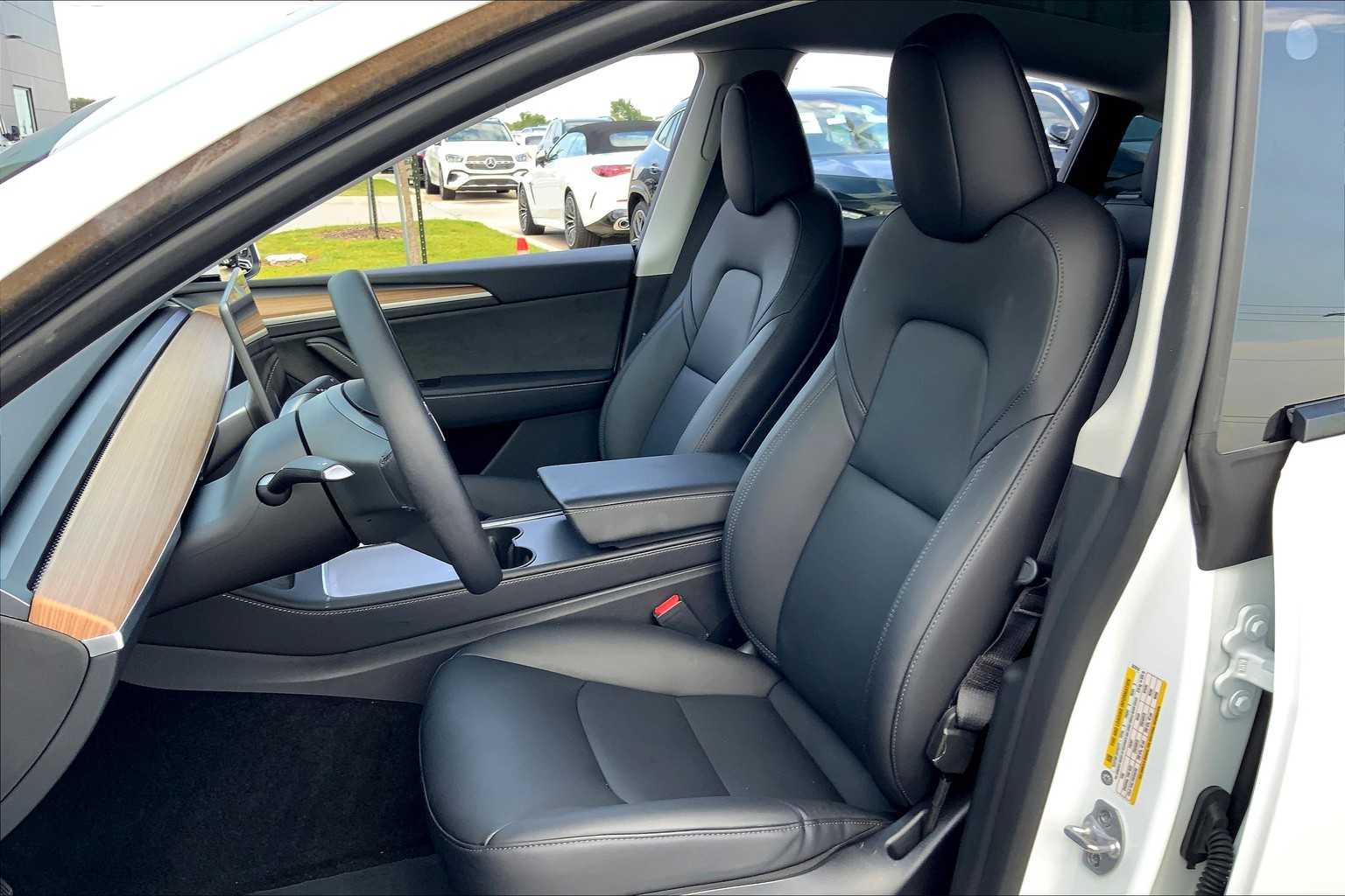 2024 Tesla Model Y Long Range photo 7