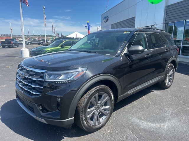 2025 Ford Explorer photo 2
