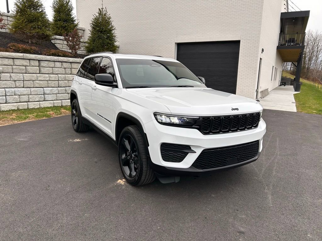 2024 Jeep Grand Cherokee Altitude's photo