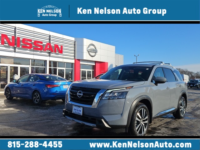 2025 Nissan Pathfinder Platinum's photo