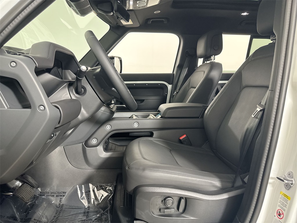2025 Land Rover Defender 110 X-Dynamic SE photo 11