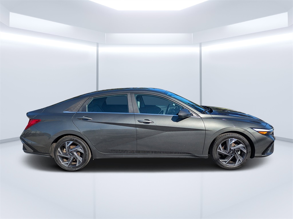 2024 Hyundai Elantra Limited photo 2