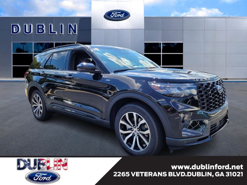 2025 Ford Explorer ST-LINE's photo