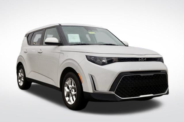 2025 Kia Soul LX's photo