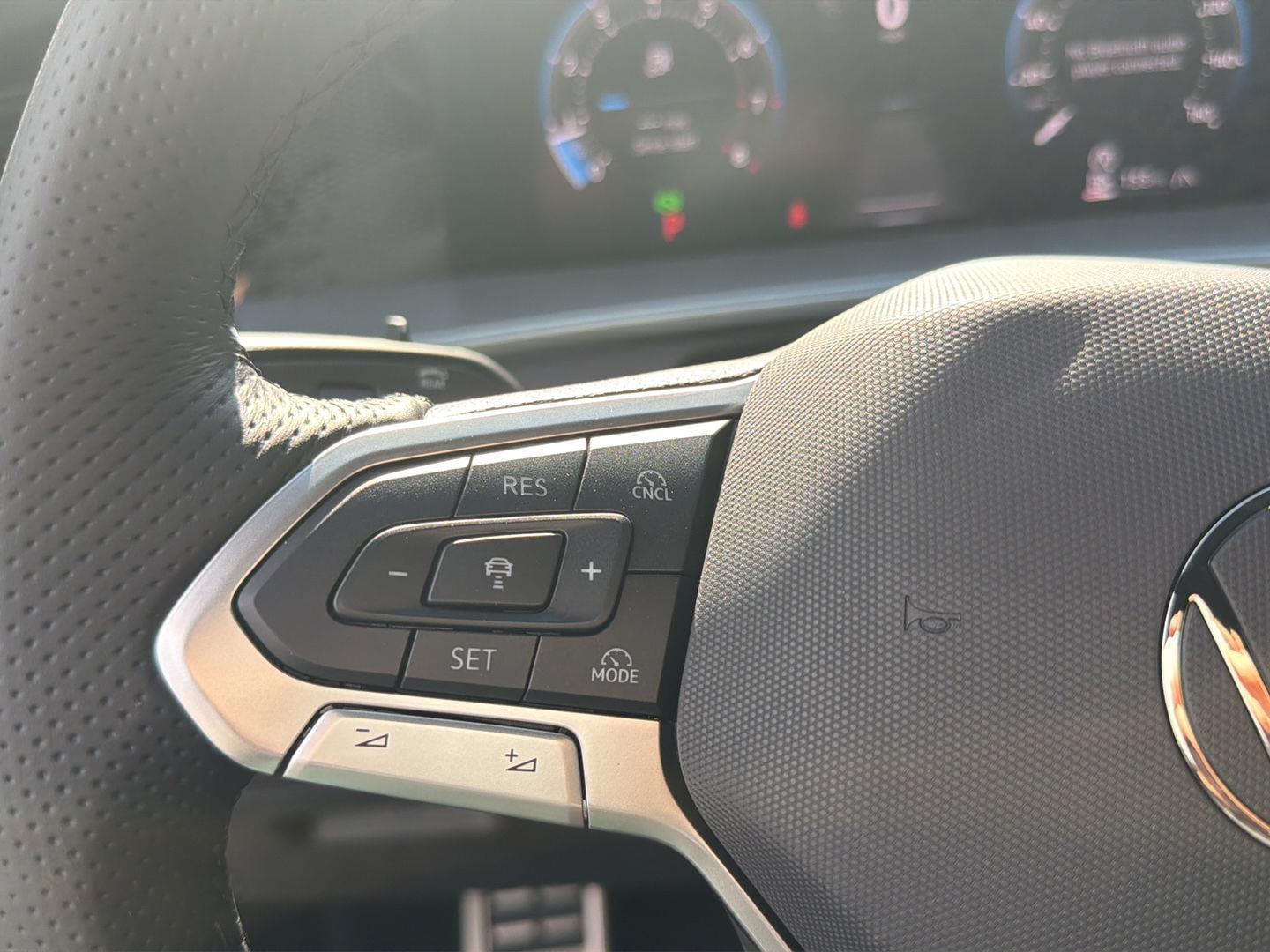 2025 Volkswagen Tiguan SE R-Line Black photo 12