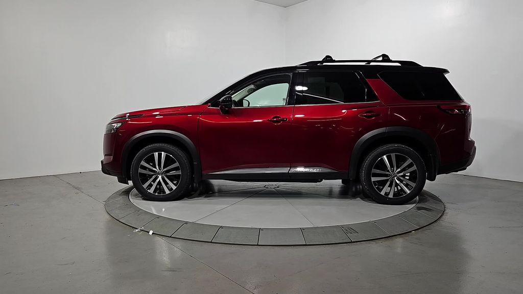 2025 Nissan Pathfinder Platinum photo 2