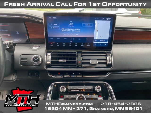 2022 Lincoln Navigator L Reserve Monochromatic photo 12