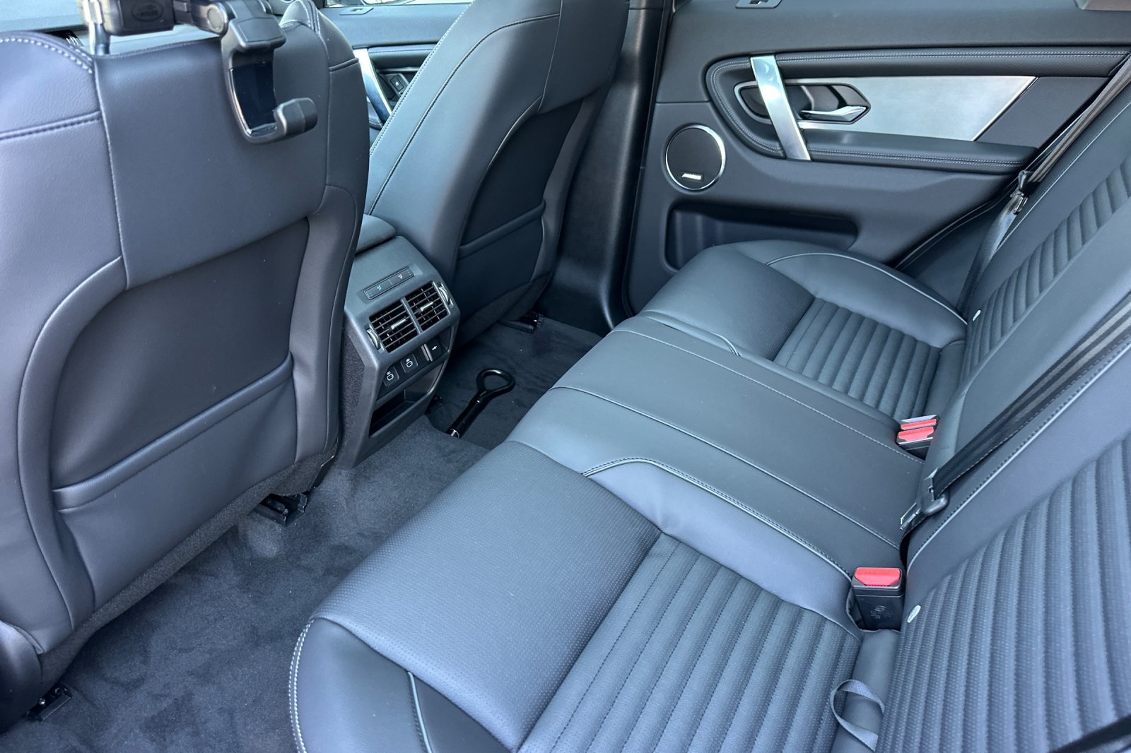2025 Land Rover Discovery Sport SE photo 12