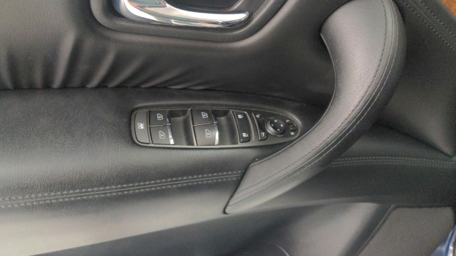 Used 2023  Nissan SL image 22