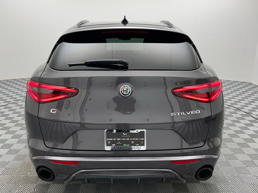 2022 Alfa Romeo Stelvio Ti Sport photo 4