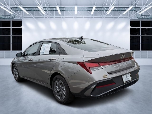 2024 Hyundai Elantra SEL photo 4