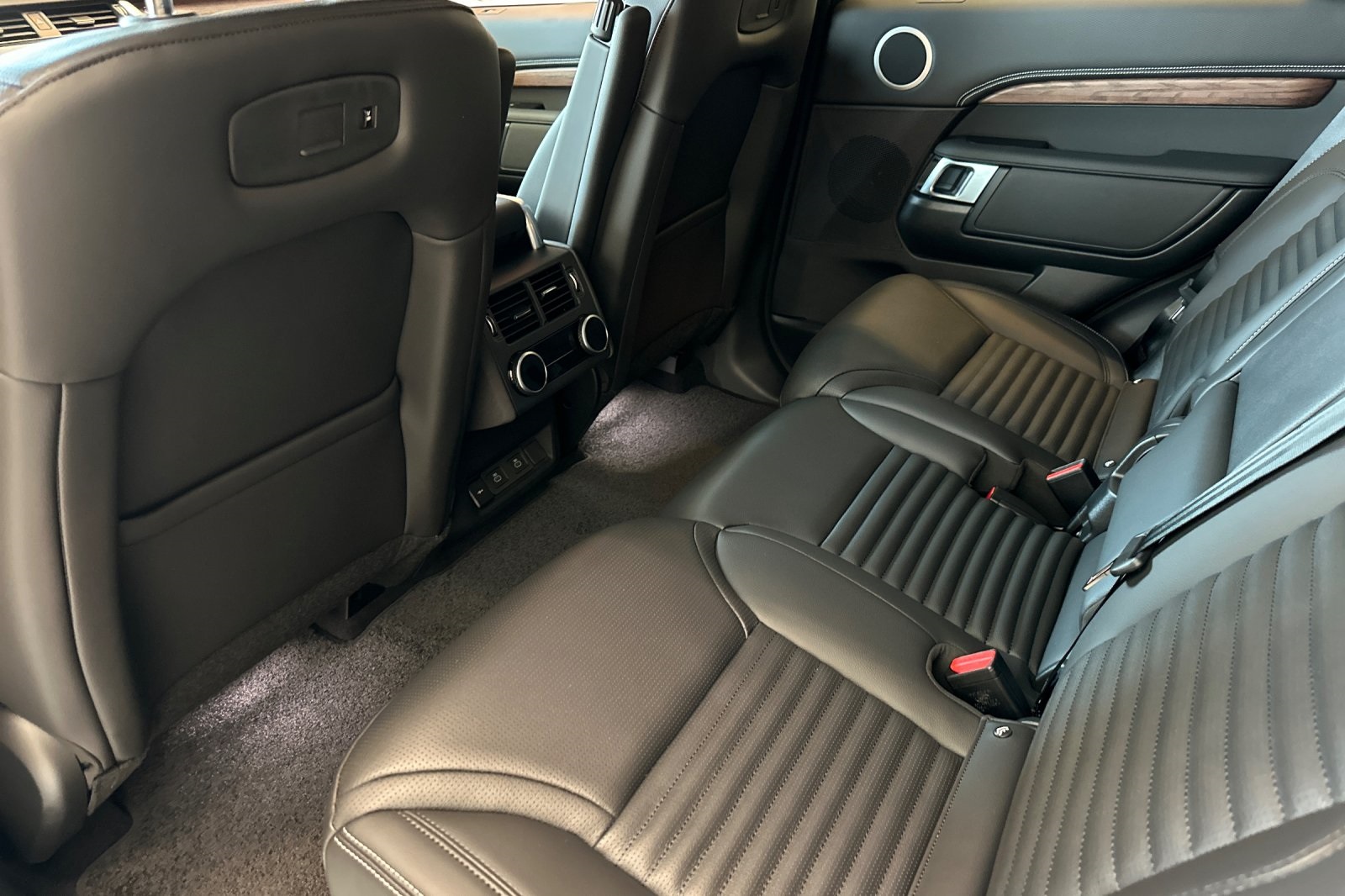 2025 Land Rover Discovery SE photo 13