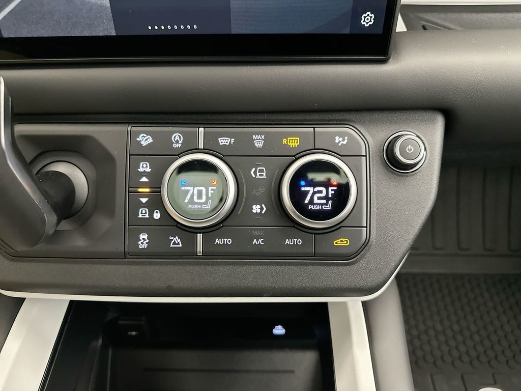 2025 Land Rover Defender 110 S photo 9