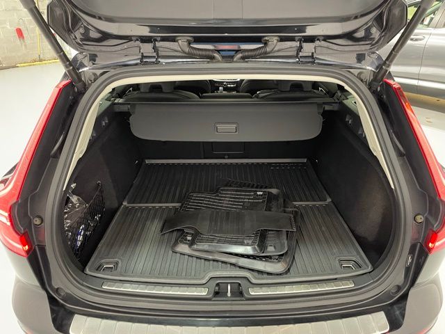 2023 Volvo V60 Cross Country B5 Plus photo 11