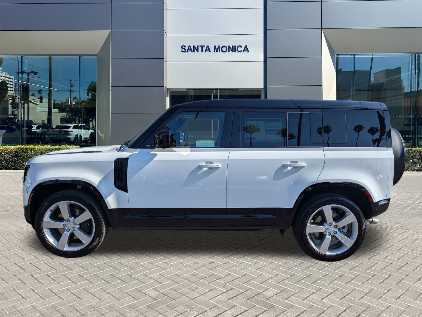 2025 Land Rover Defender 110 X-Dynamic SE photo 5