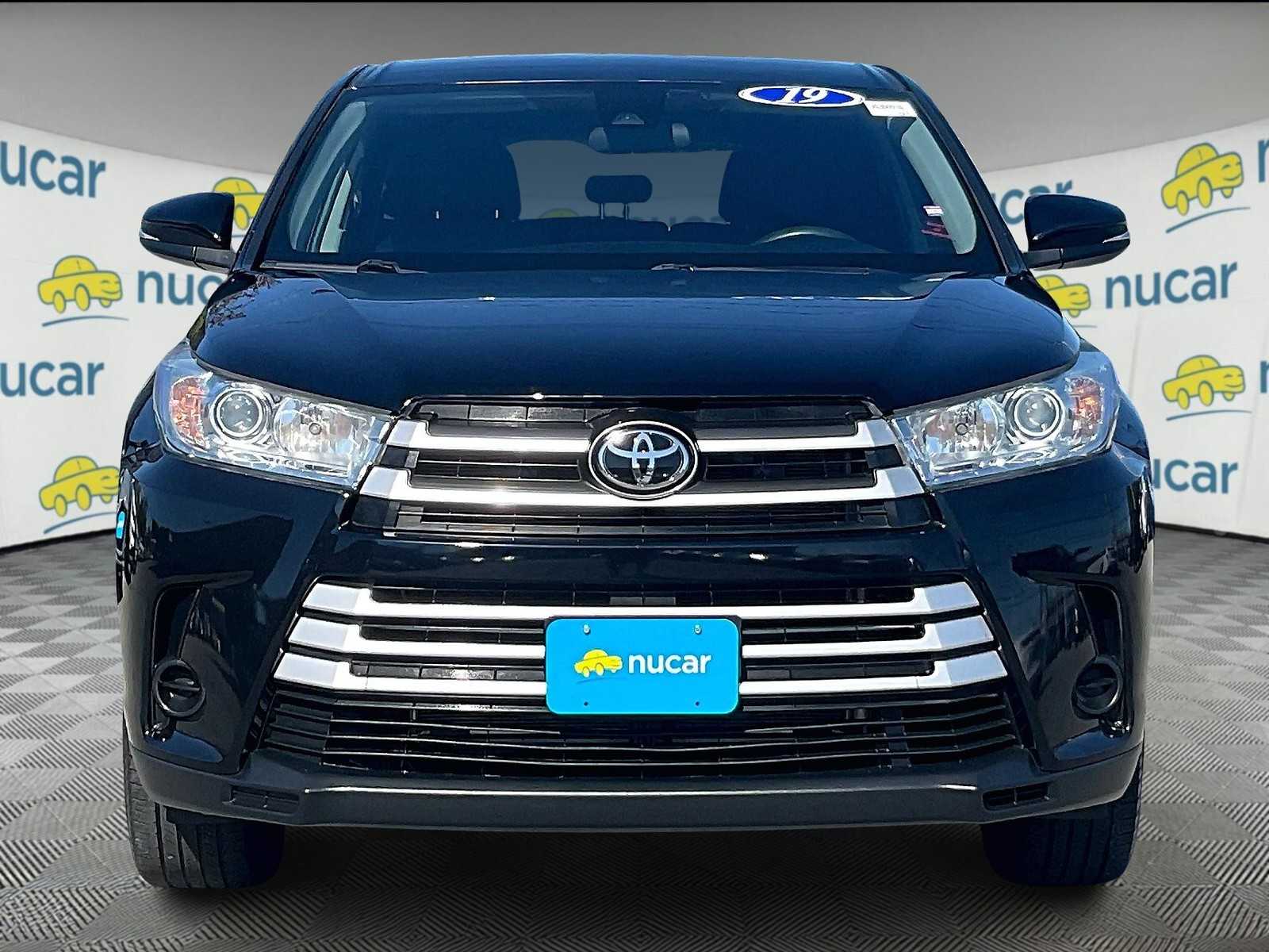 2019 Toyota Highlander LE photo 2